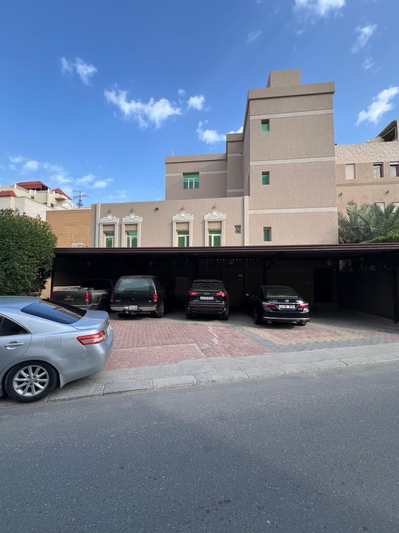 📍للبيع بيت بالقرين 
** المساحة 400 متر **
 الموقع بطن وظهر 
🔷على شارع رئيسي 
مجدد بالكامل 
 بناء جديد تشطيب 2018 
بالقرب من جميع الخدمات والمسجد 
بيت 3 ادوار ،مدخل مخرج سهل **السعر 355  الف**
📞ابو مصطفي 98936233
شركة الرايه جروب العقاريه 
