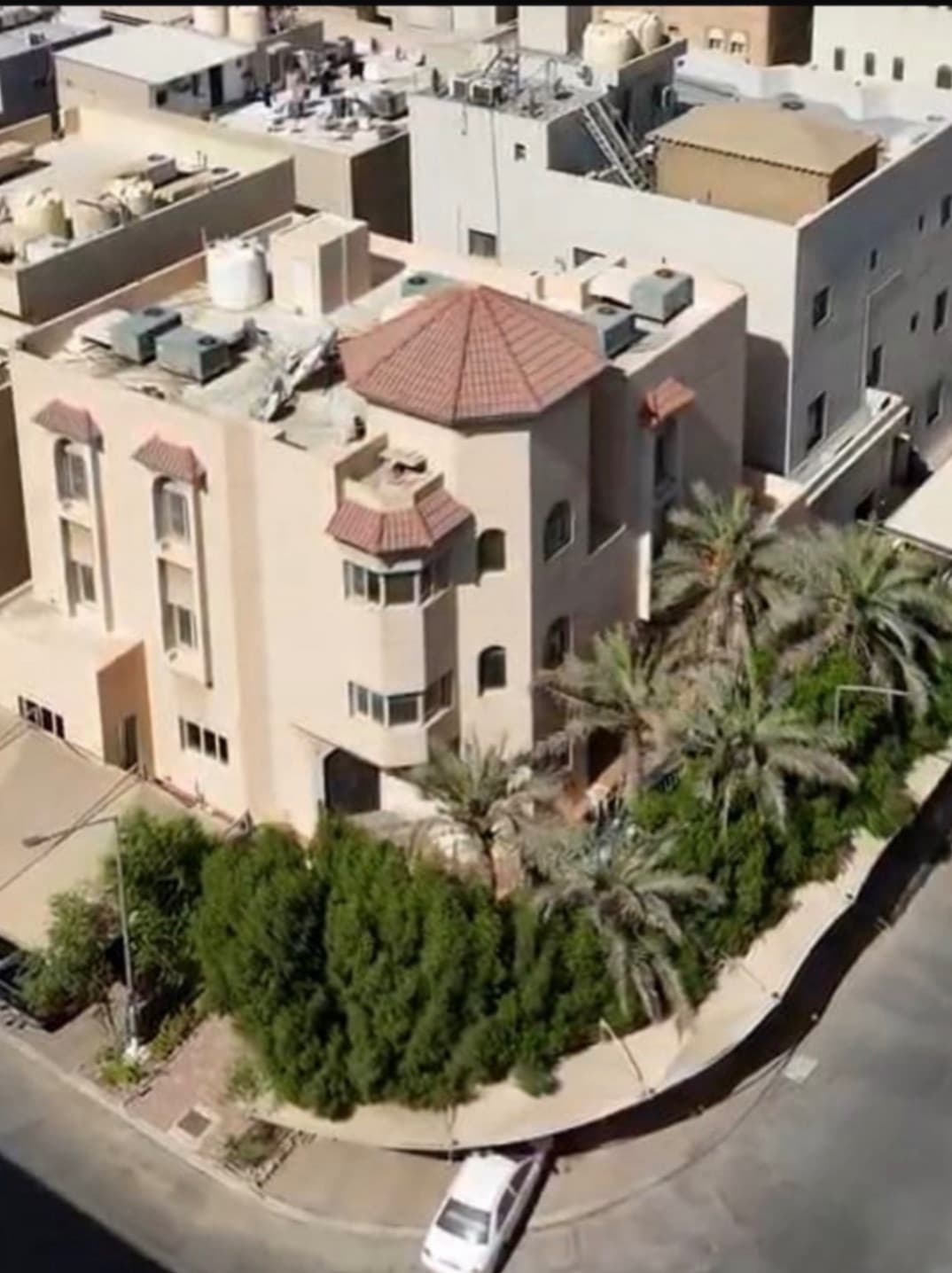 🏠للبيع بيت بالشهداء 
🔹قطعه 5
**المساحه 400 متر**
الموقع ممتاز 
زاويه شارعين وارتداد 
ومواقف مظلله 
بيت 3 ادوار إلا ربع سكن المالك
الاصنصير يصل جميع الادوار
**🔶السعر 540 الف مراجعه**
لتواصل 📞ابو مصطفي 98936233
شركة الرايه جروب العقاريه
ترخيص رقم 2016/6192