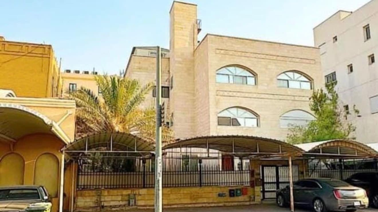 📌العرض مباشر 
🏠للبيع بيت قديم بالروضه 
🔹قطعه 3  شارع شهاب البحر
**المساحه 750متر **
موقع شارع واحد رئيسي داخلي
 مدخل ومخرج سهل جدا 
وقريب من المسجد 
بيت 3 ادوار 🔹وثيقه حره 
**السوم 930 الف **
📞ابو مصطفي 98936233
شركه الرايه جروب العقاريه