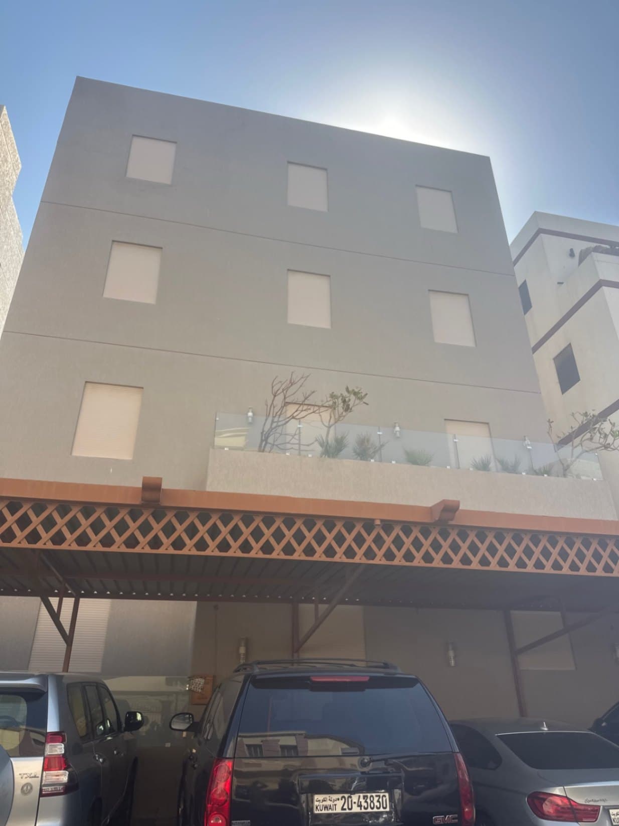 ‏للإيجار شقة سداب في أبو فطيرة قطعة خمسة عبارة عن ثلاث غرف نوم واحدة منهم ماستر وغرفة خادمة اثنين مظلة سيارات بالسر مساحات كبيرة الإيجار 430 سكن إيجارات