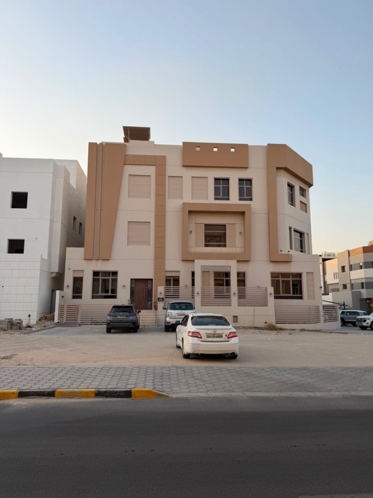 📌العرض مباشر
🏠للبيع قسيمه 
بغرب عبدالله المبارك 
**المساحه 400 متر **
قسيمه سرداب +3 ادوار وربع 
موقع ممتاز زاوية شارعين وارتداد 
تشطيب سوبر ديلوكس 
واجهتين شرقية وجنوبية 
وارتداد من جهه الجنوب 20 متر 
🔶السوم فعلي 600  ألف 
**المراجعه 630 ألف**
📞ابو مصطفي 98936233
شركه الرايه العقاريه 