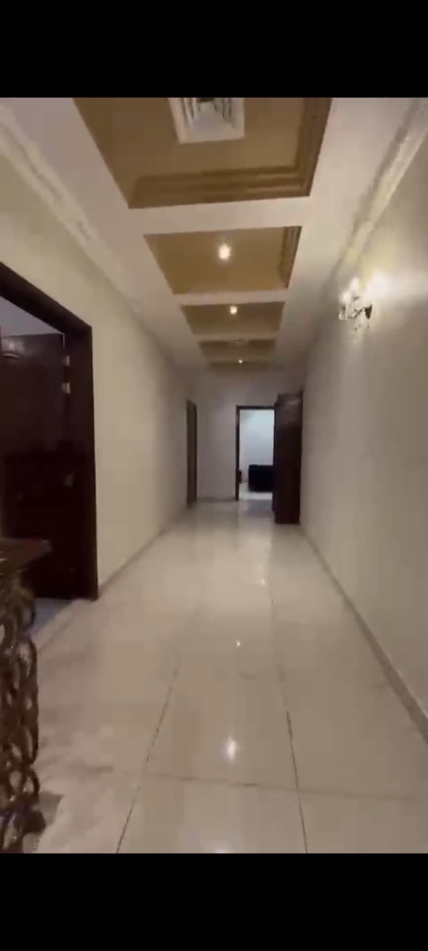 للايجار بيت في القيروان دورين مع دوانيه مدخل خارجي خاص تشطيب سوبر ديلوكس مكونات 6 غرف نوم منهم 3 غرف ماستر 3 صالات 9 حمامات 2 مطبخ غرف خدامه كبيره مع حمام غرفة غسيل تكيف مركزي وغاز مركزي ستلايت مركزي 4 مواقف سيارات مظلله الايجار 1500 دينار عائلات للتواصل علي الواتساب 96725110
