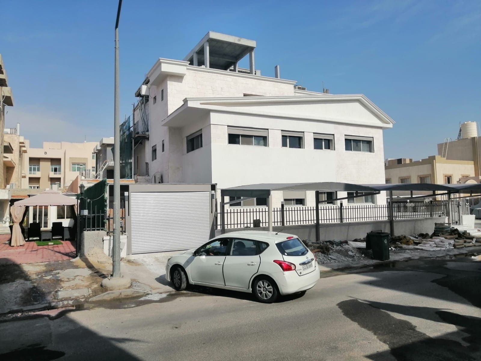 📌للبيع فيلا في الجابريه 
**المساحه 375 متر**
🔹قطعه 7 
موقع مميز زاويه شارعين 
مقابل ساحة مدرسه 
فيلا دورين ونص
وحوش كبير 
👌فاضيه التسليم فوري
**🔶السعر 450 الف**
📞ابو مصطفي 98936233
شركة الرايه جروب العقاريه