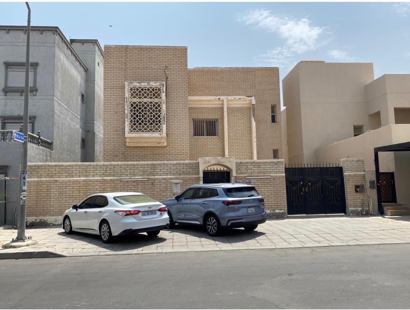 📍للبيع في فهد الاحمد 
🔶قطعه 2
بيت دورين حكومي على وضعه
 **المساحه 400 متر** 
موقع بطن وظهر شارعين
علي شارع رئيسي داخلي 
مقابل الخدمات والمسجد 
مدخل ومخرج سهل جدا
البيت  فاضي والتسليم فوري 
🔹وثيقه حره 
**السعر 380 الف**
📞ابو مصطفي 98936233
شركة الرايه جروب العقاريه
