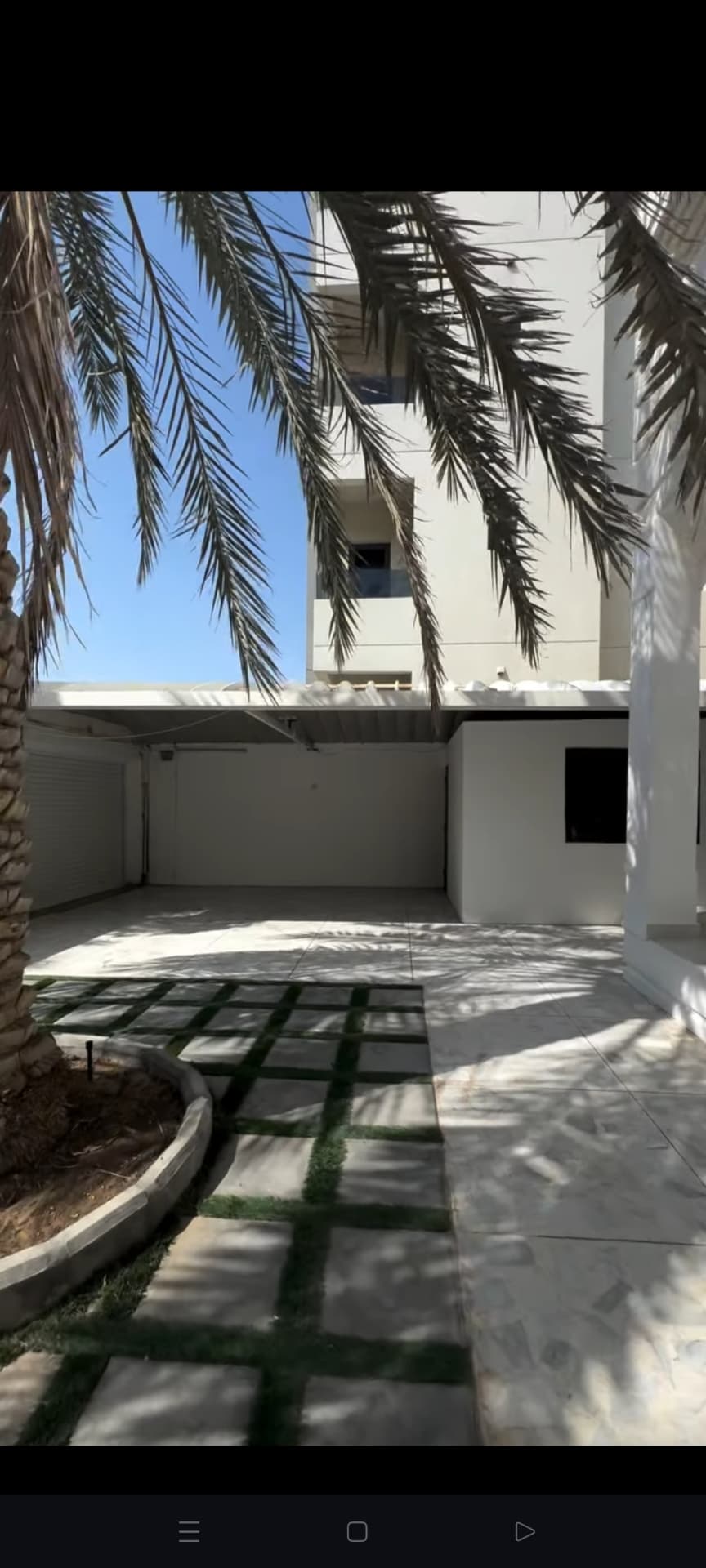 للإيجار بيت مشرف  مع حوش كبير  تم تجيد الحمامات  يتكون من دورين وربع مساحات واسعه 
. كراج ومواقف سيارات البيت يتكون من ملحق مستقل  للسائق والطباخ يضم غرفتين حمام مطبخ
الدور الأرضي 3 صالات واسعة بإطلالات مباشرة على الحوش
مع مغاسل وحمام ضيوف مطبخ مجهز1غرفة نوم يخدمها حمام الصالة الدور الأول 5 غرف نوم منهم  ماستر وكل اثنين بينهم حمام  صالة 2غرفة نوم الإيجار: 2000 د.ك شهرياً التأمين: شهر واحد للاستفسار واتساب 96725110