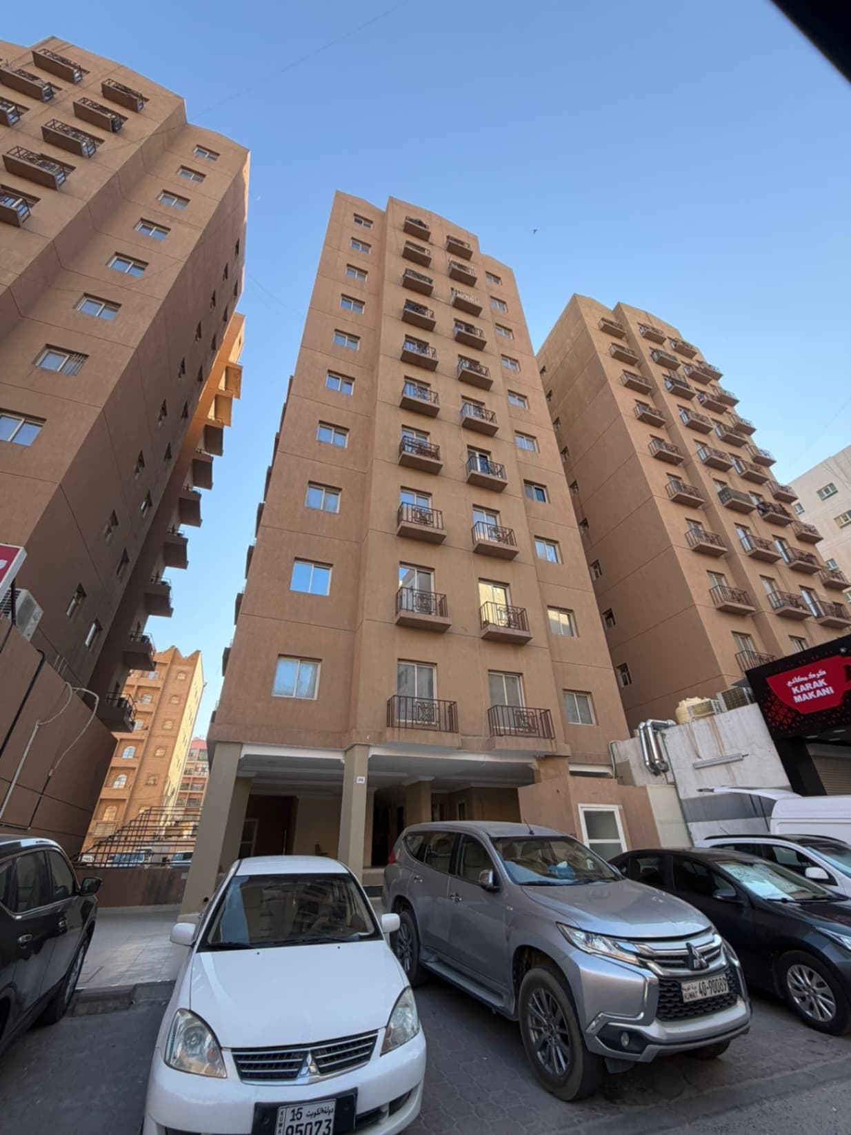 📍للبيع عماره في المهبولة 
🔹قطعه 2
موقع شارع مقابل ساحه اماميه 
وساحه خلفيه 
🔹قطعة 2
**المساحه 505 متر **
عماره  ⁠١٠ أدوار  وسرداب ومحل 
- به ٢٠ شقة 🔹الشقه غرفتين وصاله وحمامين ومطبخ 
- ⁠مؤجره عائلات
🔹محل / ٧٠٠ دينار 
🔹سرداب فاضي 
المخول الشهري / ٦١٢٠ دينار
بنيان ٢٠١٤ ⁠🔶بدون مخالفات 
**السعر بيع مليون و ١٥٠ الف**
📞ابو مصطفي 98936233
شركة الرايه جروب العقاريه