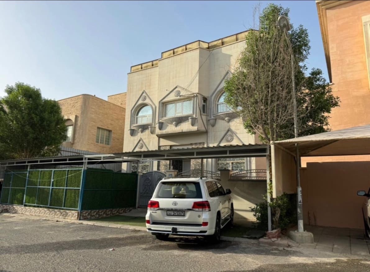 📍للبيع قسيمه في مبارك الكبير  🔹قطعه 6
قسيمه 3 ادوار وسرداب 
موقع شارع واحد 
مقابل جزيره مسافط 
اخت  الزاويه
**المساحه 400 متر**
القسيمه مجدده بالكامل 
نظام ادوار مفصوله 
تصلح للسكن والاستثمار
يوجد مصعد  سكن المالك
**السعر 400 الف بيع **
📞ابو مصطفي 98936233
شركة الرايه جروب العقاريه