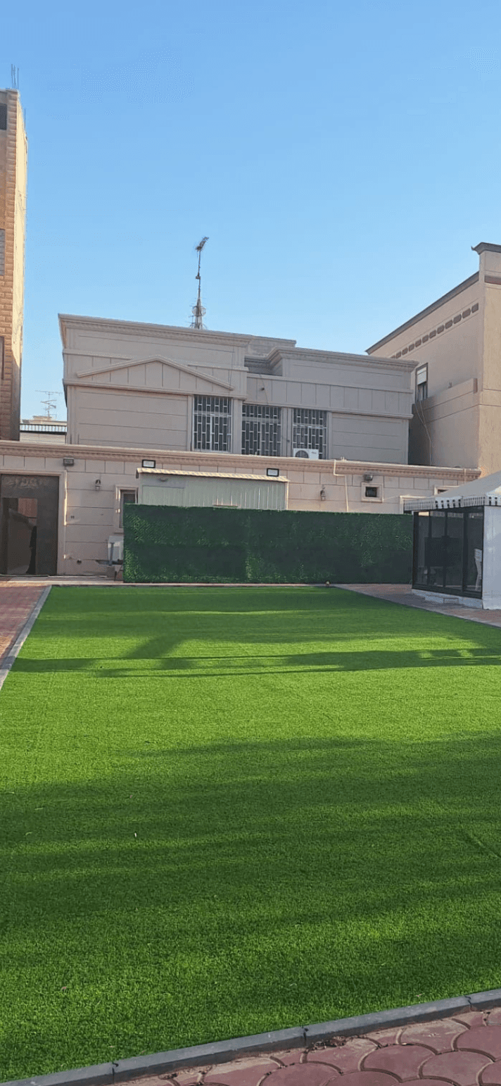 للبيع بصباح السالم بيت مساحة 417 م / الموقع بطن وظهر وارتداد كبير 100 م تقريبا علي السادس مباشرة / البيت دورين + ملحقين + ديوانية + سنترال / فاضي وتسليم فوري / البيع 430 الف / 
السهلي المتحدة العقارية 
ترخيص 2853 / 2013 
سوق المناخ م / 456
واتس اب / 97266359
