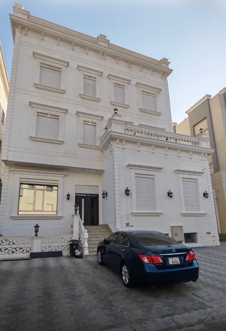 للبيع فيلا جديدة بغرب عبدالله مبارك مساحة 400 م / بطن وظهر وسكة جانبية / شارع رئيسي بين قطعتين وارتداد ملاصق / 3 ادوار + ربع + سرداب / ديوانيتين / مصعد / الاخير شقتين معزولين / تناسب عائلة كبيرة 
البيع 600 الف
السهلي المتحدة العقارية 
ترخيص 2853 / 2013
سوق المناخ م / 456
ولتس اب : 97266359
