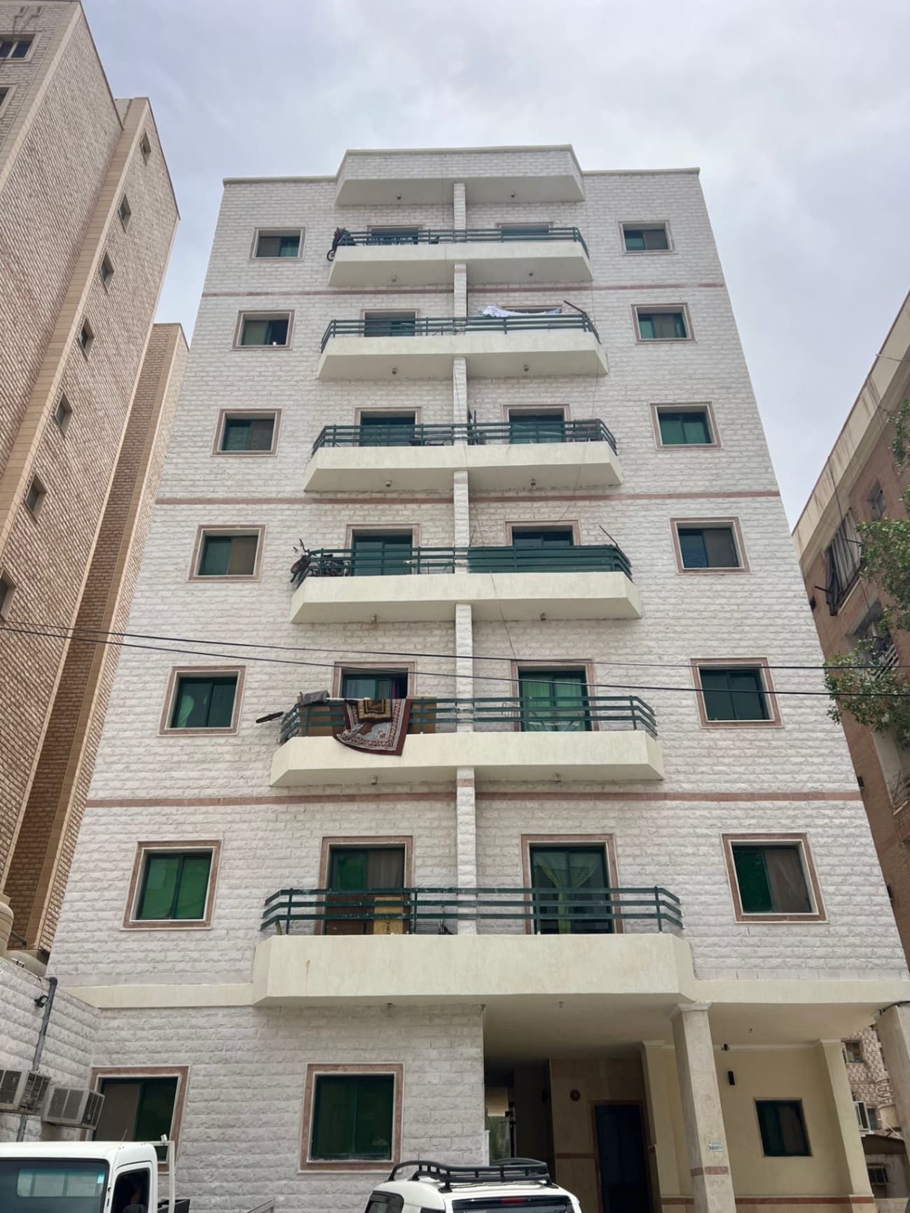 📌للبيع عماره في حولي 
**المساحه 530 متر**
🔹عماره نظيفة 
عماره 6 ادوار 
وسرداب ومحل 
كل دور 4 شقق بدون مخالفات  
📌الشقه غرفه وصاله 
ومطبخ وحمام 
موقع ممتاز جداً 
شارع وساحه اماميه مواقف 
وساحه خلفيه علي شارع رئيسي
🔶الوثيقه حره  🔹مالك واحد 
[[جميع سكان العماره عوائل]]
**بدون اي مخالفات نهايه**
**🔹المدخول 6 الاف دك فعلي**
**السعر بيع مليون و300 الف حد **
📞ابو مصطفي 98936233
شركة الرايه جروب العقاريه