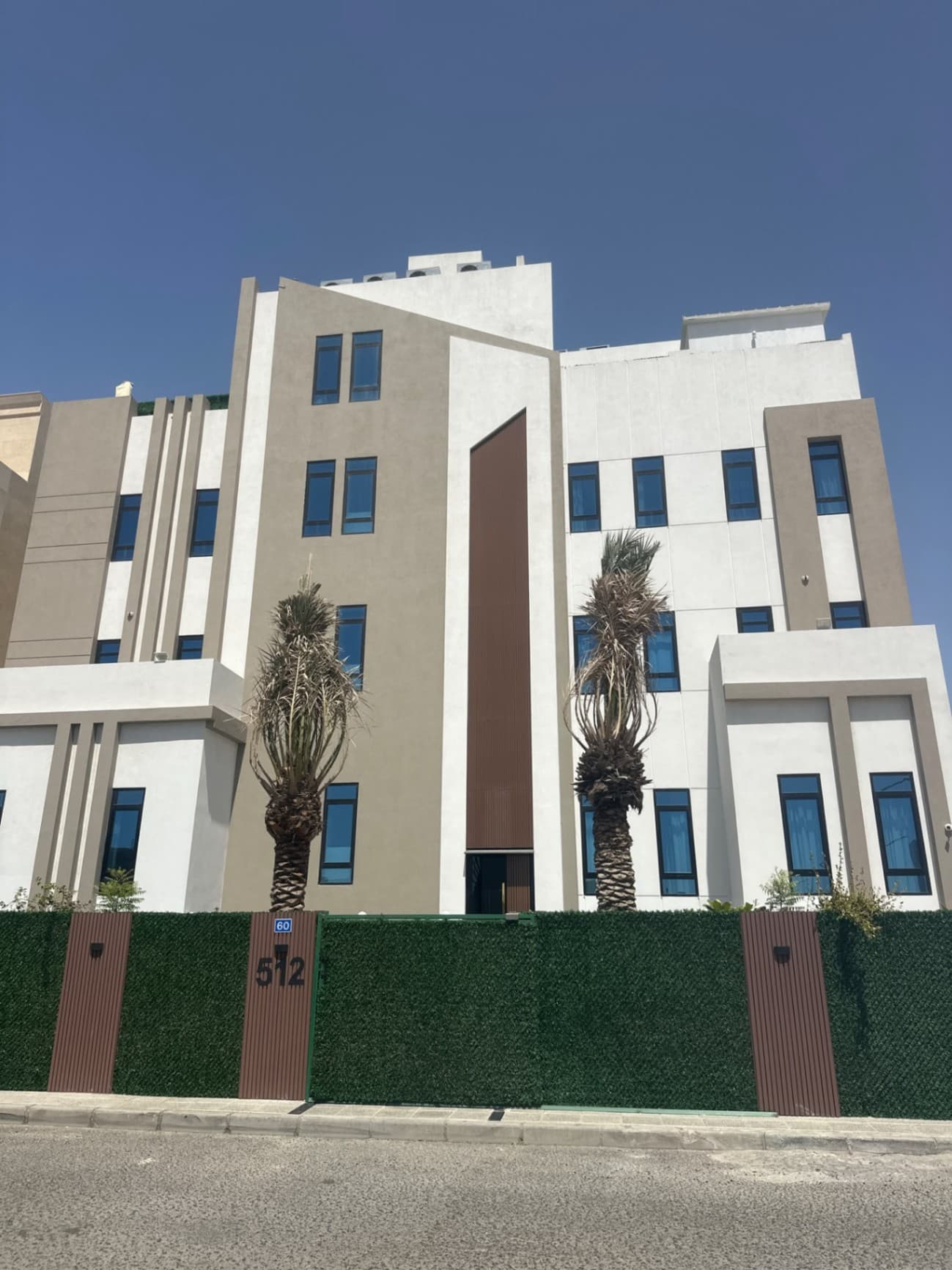 ‏للإيجار دور ثاني  في الصديق قطعة6 يتكون من أربع غرف كلهم ماستر وغرفة عاملة ومخزن وغرفة غسيل يوجد منطقة ألعاب للأطفال مشتركة خارجية الإيجار900 دينار