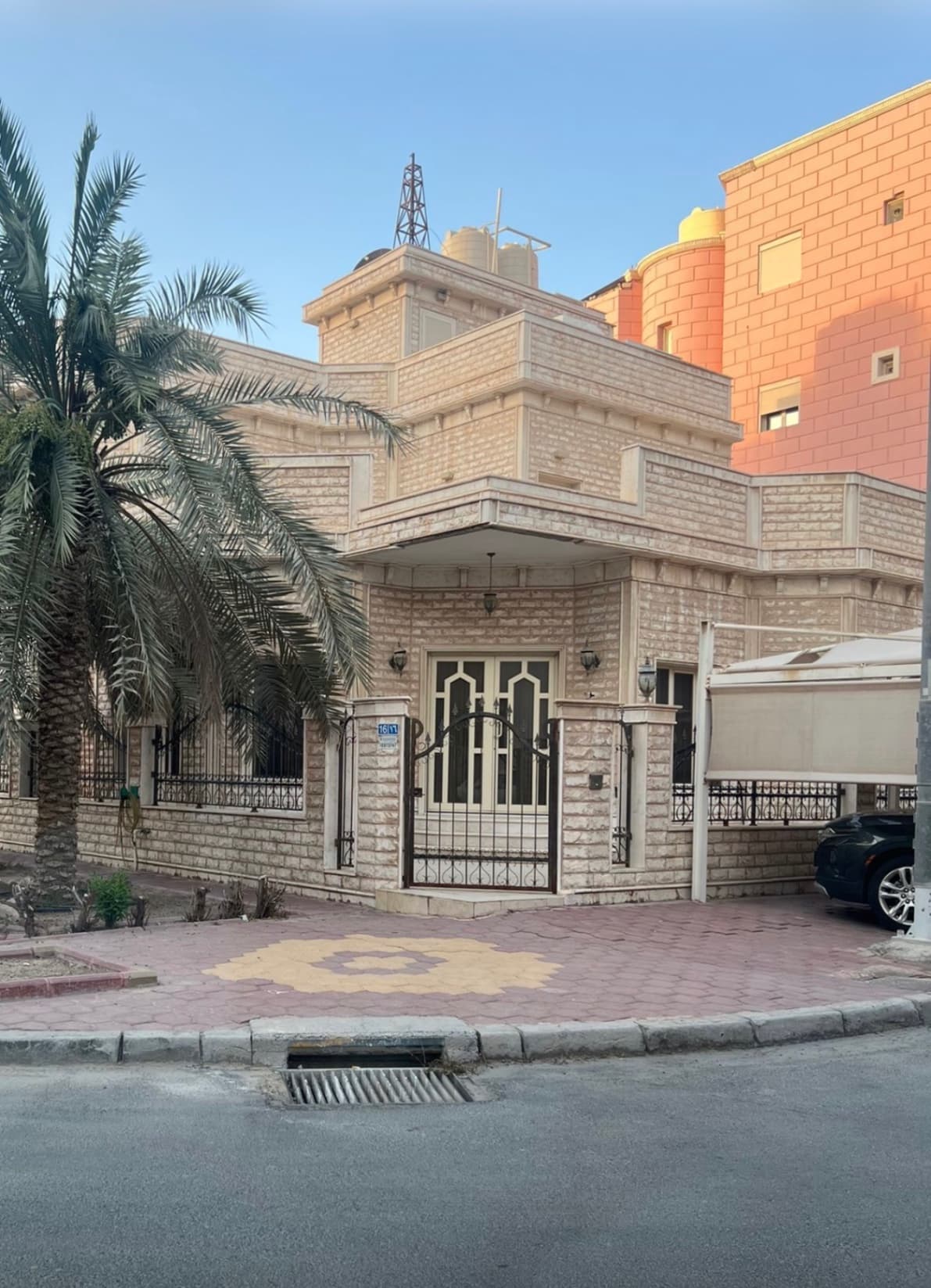📌العرض مباشر 
للبيع بيت بالزهراء 
🔶قطعه 4
**📌المساحه 500 متر📌**
موقع مميز جدااا زاويه شارعين 
مدخل ومخرج ممتاز 
قريب جدا من الخدمات 
🏠البيت دور ونص وملحق 
فاضي والتسليم فوري
**🔶السعر 550 الف بيع **
📞ابو مصطفي 98936233
شركه الرايه جروب العقاريه
ترخيص وقم 2016/6192