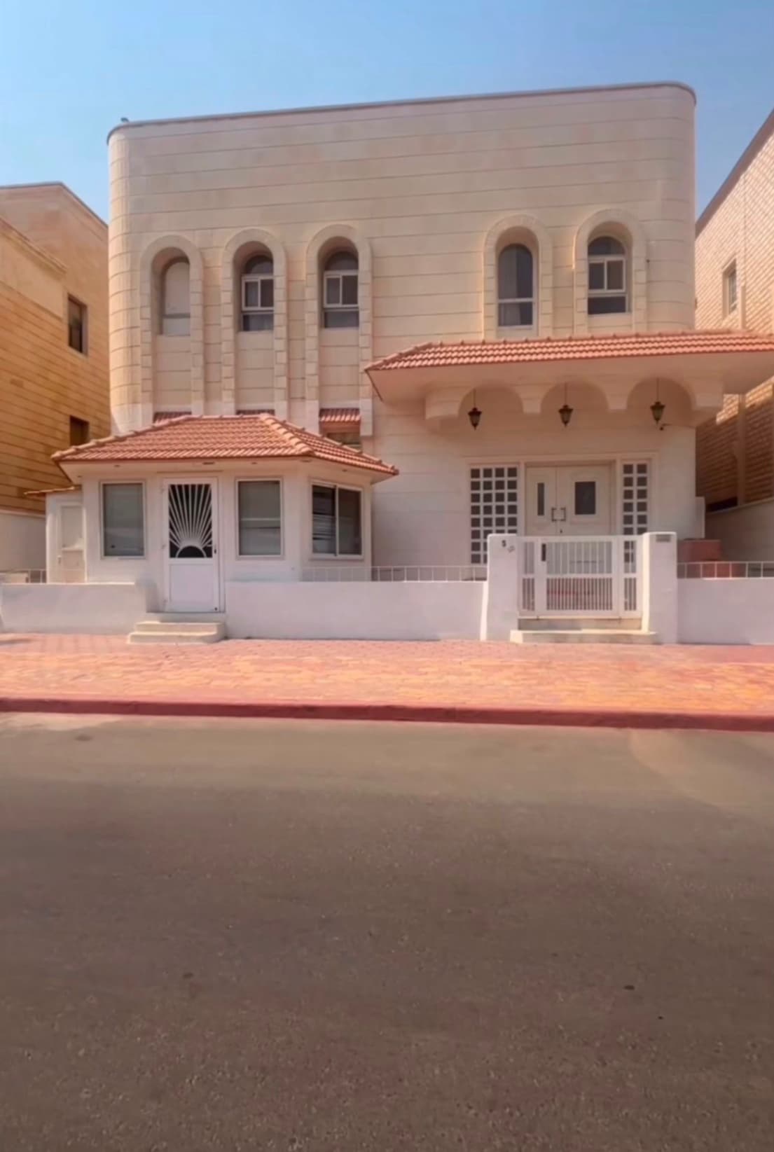📌للبيع بيت في مبارك الكبير 
🔹قطعه 3
**المساحه 400 متر **
موقع شارع مقابل جزيره 
🔶قسيمه دورين وربع وسرداب 
ملحق وديوانية خارجية
البيت فاضي تسليم فوري 
**🔶السعر 335 الف بيع **
📞ابو مصطفي 98936233
شركة الرايه جروب العقاريه