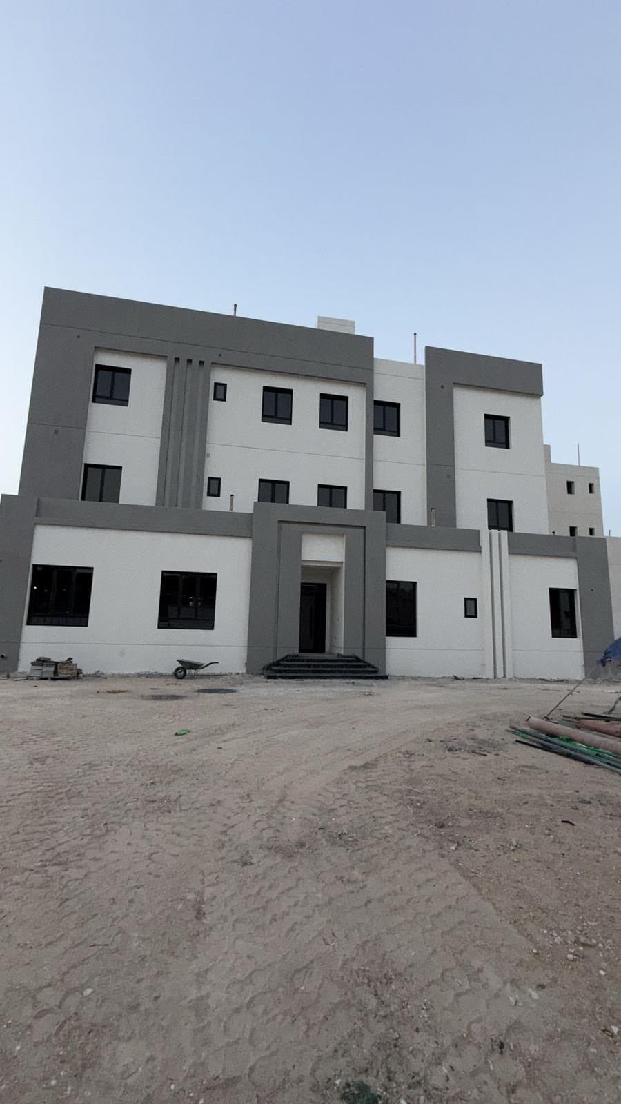 📌للبيع قسيمه بالمطلاع 
موقع زاوية وارتداد 
 علي شارع رائسي مقابل الدوار 
قسيمه 3 ادوار ونص 
📍ادوار مفصوله 
جديده جاهزه لسكن علي المفتاح 
**السعر 450 الف**
📞ابو مصطفي 98936233
شركة الرايه جروب العقاريه
