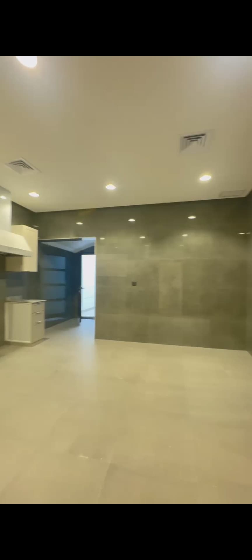للإيجار في مشرف دوبلكس 
"أرضي + سرداب تشطيب جديد اول ساكن سوبر ديلوكس 
_________
الأرضي / 4 غرف نوم منهم اثنين ماستر السرداب / صالة مع حوش ومغاسل وحمام ضيوف + مطبخ مجهز + غرفة عاملة بحمامها + غرفة غسيل الايجار 1500 دينار شامل ماي وكهرباء وصيانه للاستفسار واتساب 96725110