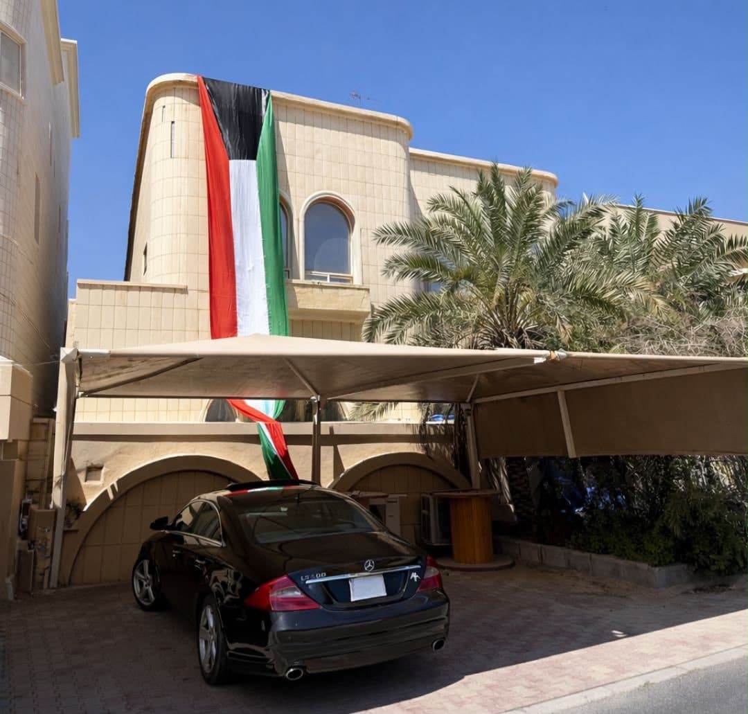 📌العرض مباشر 
🏠للبيع قسيمه بالقرين 
 🔹قطعه 3 قسايم 
دورين و نص و سرداب 
**المساحه 400 متر **
موقع شارع واحد مقابل جزيره 
7 مصافط مظلله
**المراجعه 385 الف **
📞ابو مصطفي 98936233
شركة الراية جروب العقارية
ترخيص رقم 2016/6192 