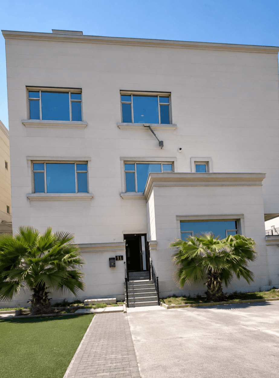 🏡 للإيجار فيلا فاخرة في أبو فطيرة | 6 غرف نوم ماستر + ، صالتان واسعتان، حوش مع مسبح، ، غرفة غسيل، بلكونات، 10 مواقف سيارات، الإيجار 2000 د.ك 📞 90078005