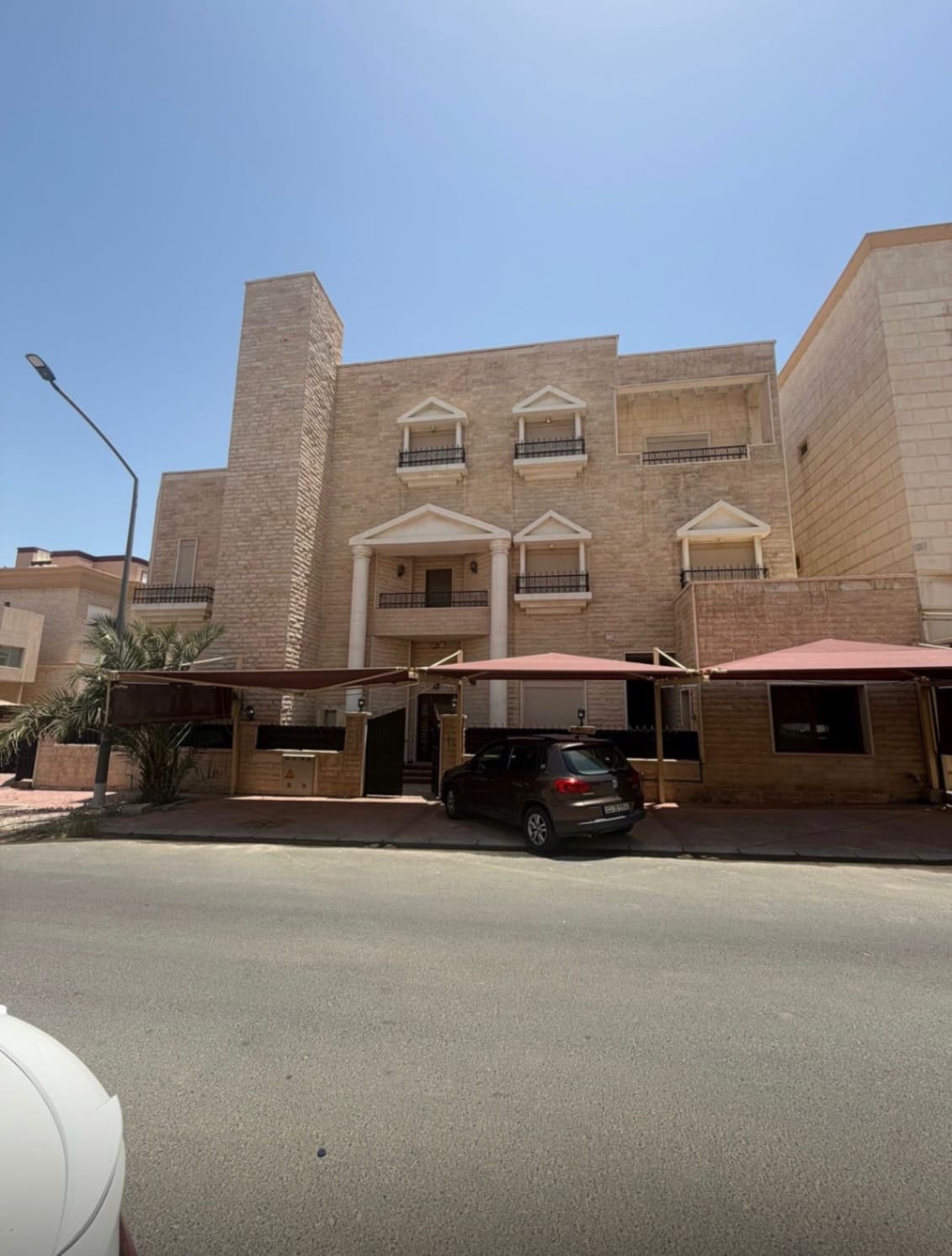 📌العرض مباشر 
🏠للبيع ‏بيت بالزهراء
‏🔶قطعة 4 
‏الموقع زاوية شارعين 
**المساحة 425 متر **
قريب من  ‏جمعية الزهراء الرئيسية 
‏ 📌بيت 3 أدوار 
يوجد مصعد جديد مع عقد صيانه 
تكييف سنترال مكاينا جديده 
‏🔶البيت فاضي - التسليم فوري  
- 🔹مالك واحد 🔹وثيقة حرة 
🔶الاوصاف صادره 
**السعر 540 الف مراجعه **
📞ابو مصطفي 98936233
شركة الرايه جروب العقاريه