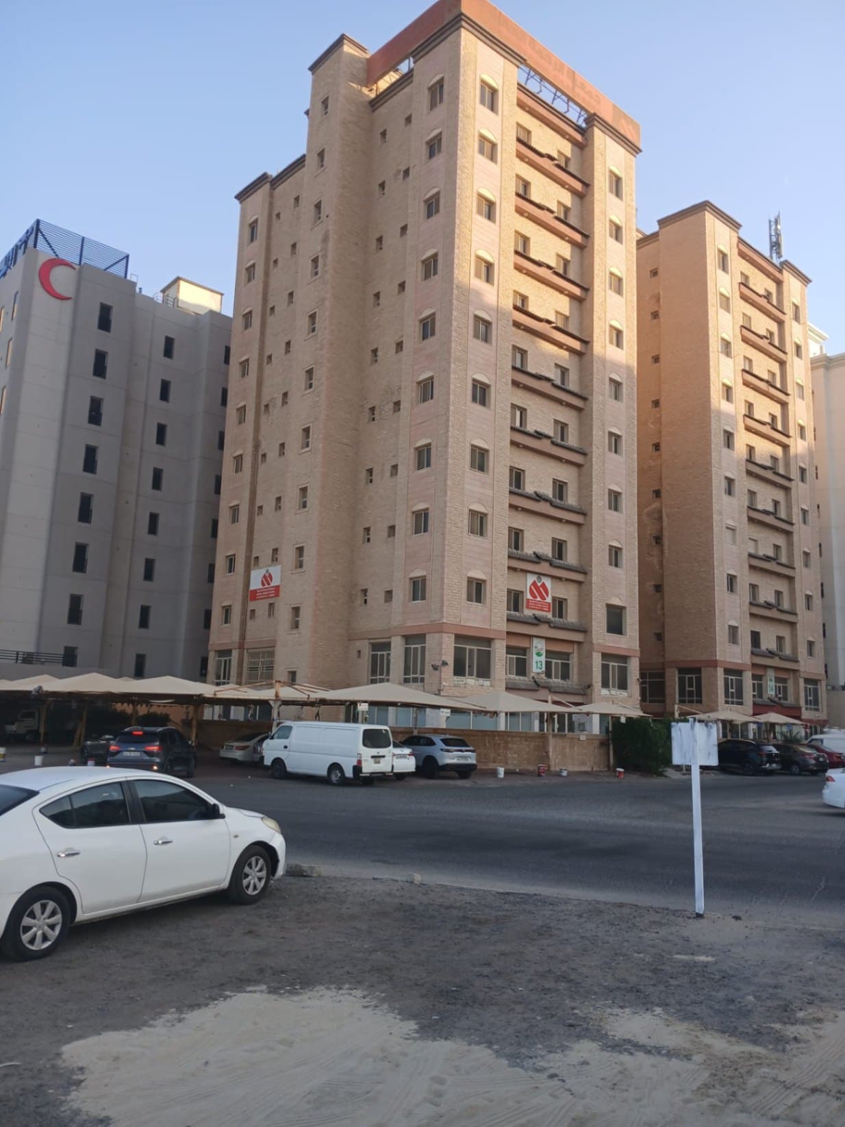 للعزاب والشركات 
للايجار عمارة  بحولي 

العماره زاويه علي شارعين 
ع شارع القاهره مباشرةً
ويوجد مسافط مظلله مع ساحه كبيره امام العماره 

الشقه عباره :
غرفتين - صاله 
مطبخ - حمام 

٨ أفراد بالشقة

فيها ٨ عناوين
١٠٠ تأمين
وعمولة نص شهر