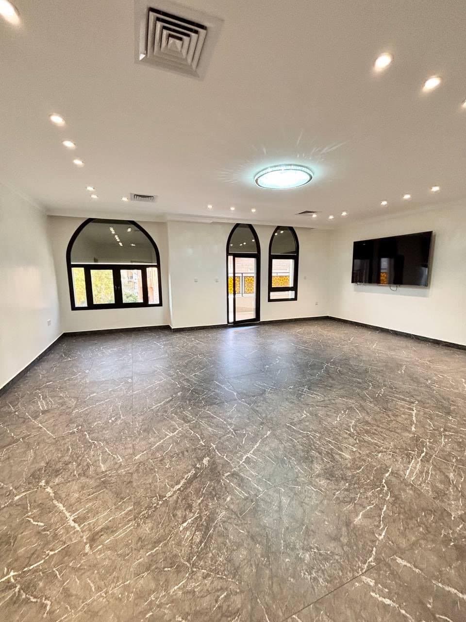 للإيجار فيلا دوبلكس في الزهراء تشطيب VIP مكون من دورين ارضي واول
الارضي صالات كبار+حمام ومغاسل ضيوف+ديوانية مؤثثة بحمام+مغاسل وغرفة معيشة يخدمها حمام+مطبخ مجهز بالكامل من ارقى التشطيب ومخزن وغرفة خدامة بحمام وغرفة سايق بحمام وحوش
الاول صالة+بلكونة كبيرة+حمام ومغاسل و4 غرف ماستر+غرف تبديل+كبتات+مطبخ تحضيري شترات كهربائية ومواقف مظلله 4 سيارات الايجار 1750 د ك للاتصال 60705666