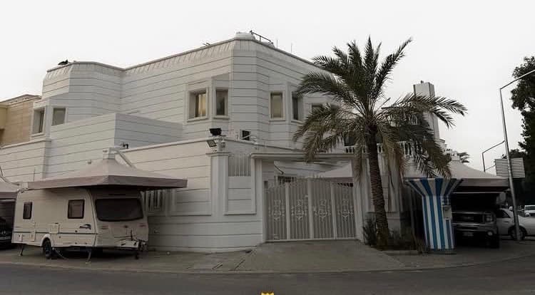 للبيع بيت بالجابرية مساحة 523 م الموقع زاوية وارتداد عبر الشارع وعلي خط الفحيحيل مباشرة مدخل ومخرج سهل جدا واجهة شرقية عريضة من دورين وربع 
البيع 520 الف / السهلي المتحدة العقارية 
ترخيص / 2853 / 2013
سوق المناخ م / 456
واتس اب / 97266369
