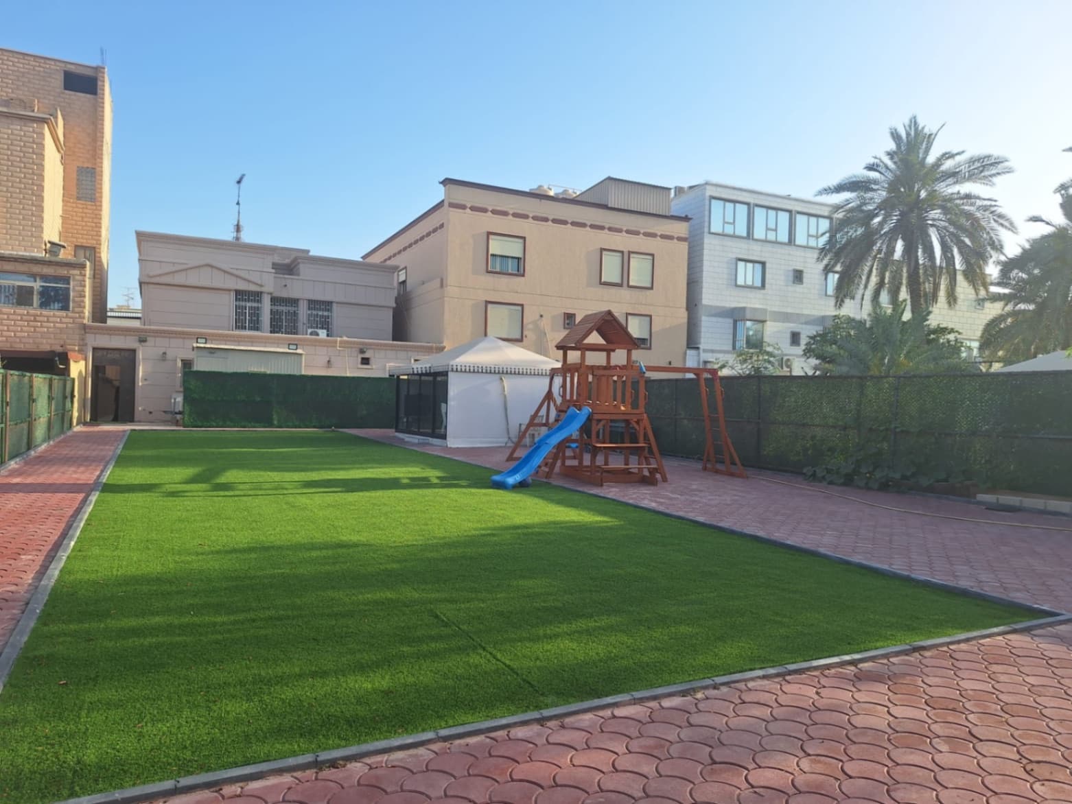 📌للبيع بيت في صباح السالم 
بيت دخل متوسط 
🔹قطعه 6
**المساحه 417 متر**
بيت دورين 
موقع ممتاز بطن وظهر ارتداد كبير
علي شارع عام 
اكثر من 100 متر على السادس 
بيت صالح للسكن 
**السوم 410 الف **
مراجعه فرق السوم 
📌ابو مصطفي 98936233
شركة الرايه جروب العقاريه 