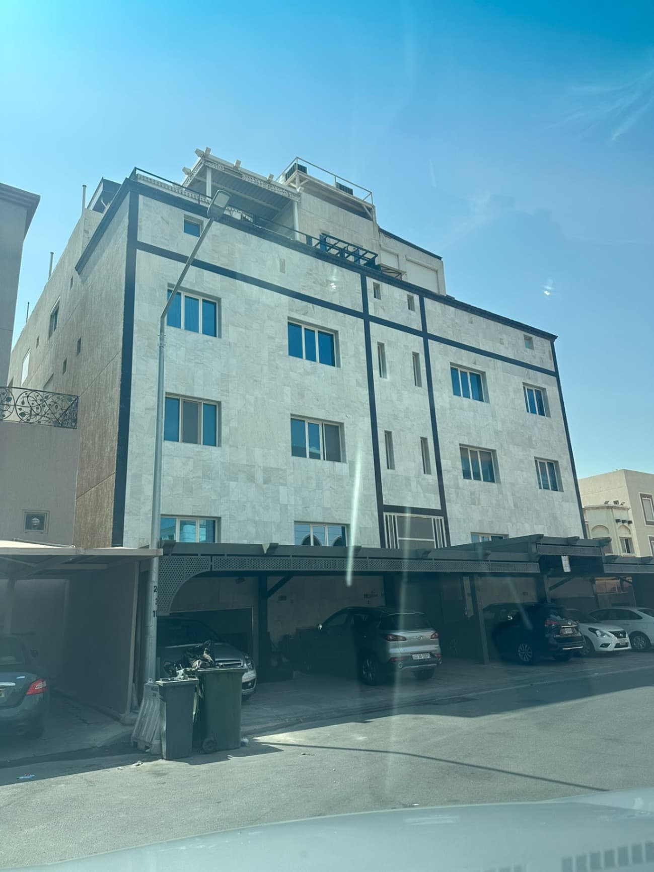 ‏للإيجار دور في منطقة الرميثية عبارة عن أربع غرف نوم وغرفة خادمة مواقف سيارتين سرداب
‏سكن إيجارات الإيجار 600 دينار