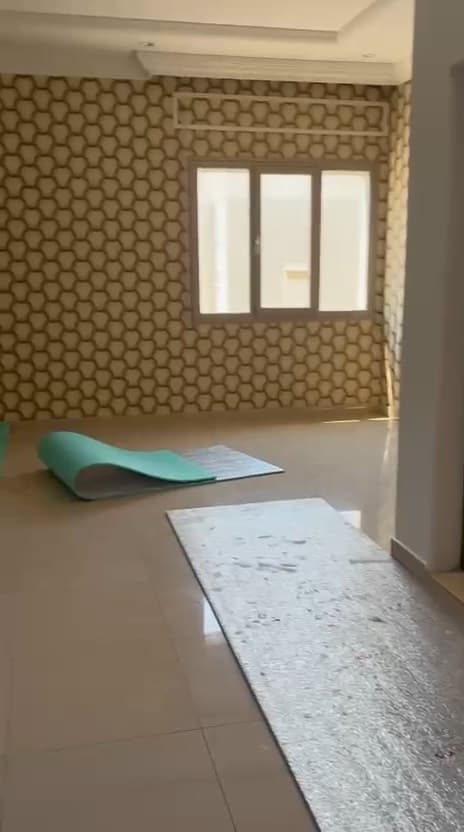 للايجار شقة في جابر الاحمد 3 غرف وصالة وغرفة خادمة ومطبخ و3حمام موقفين سيارة جنب بعض مقابل المسجد